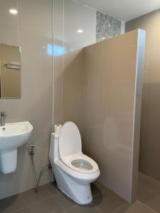 uma casa de banho com um WC e um lavatório em Sinai Hotel em Rayong