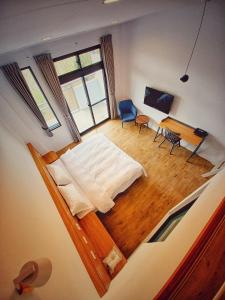Uma cama ou camas num quarto em 埔里隱巷人文行旅民宿
