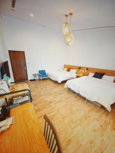 Uma cama ou camas num quarto em 埔里隱巷人文行旅民宿