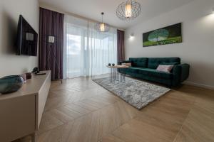 Televízia a/alebo spoločenská miestnosť v ubytovaní VIP Apartamenty Butikowa
