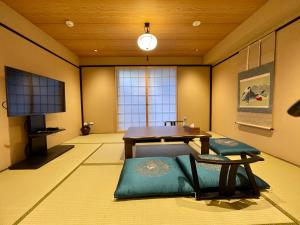 sala de estar con mesa y sofá en Kyoto Hiyori Mitake 日和御竹, en Kioto