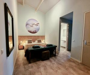 Un dormitorio con una cama y una mesa. en Beach Hotel Oostvoorne en Oostvoorne