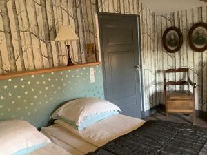 1 dormitorio con 1 cama con estrellas en la pared en Pivoines, en Saint-Julien