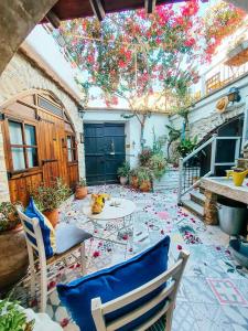 een patio met een tafel en stoelen op een tegelvloer bij Stratos ArtDeco House in Kalavasos