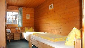 Postel nebo postele na pokoji v ubytování Wörglerhof's Hüttenapartments mit Kachelofen