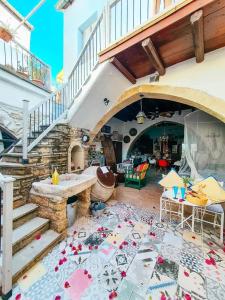 duży salon ze stołem i schodami w obiekcie Stratos ArtDeco House w mieście Kalawasos