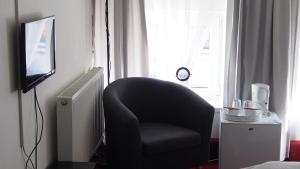Televízia a/alebo spoločenská miestnosť v ubytovaní Penzion a Restaurace Na Jízdárně