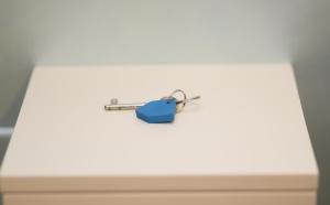 a blue padlock on top of a white table at RosAmar in Bari