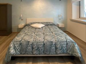 a bedroom with a bed with a blue and white blanket at RosAmar in Bari