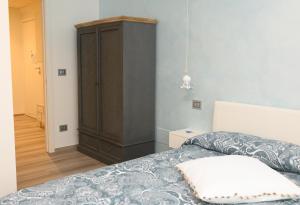 a bedroom with a bed and a wooden cabinet at RosAmar in Bari