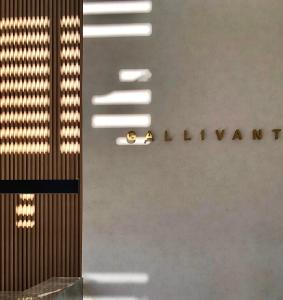 una señal para una tienda departamental con la palabra acuario en una pared en The Gallivant Hotel, en George Town