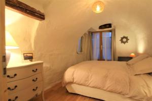 Ένα ή περισσότερα κρεβάτια σε δωμάτιο στο La maison Laugier charme, confort, authenticité