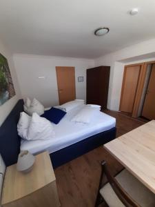 Postel nebo postele na pokoji v ubytování Ferienhaus Kolbnitz