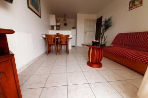 - un salon avec un canapé et une table dans l'établissement 2 pièces avec Terrasse, Piscine, parking privatif, à Besançon