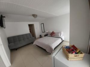 una camera con letto e divano di Casa Coffice a Bogotá