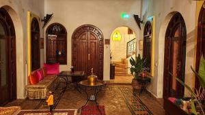 Riad Sesame tesisinde bir oturma alanı