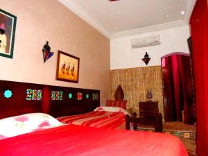 Riad Sesame tesisinde bir odada yatak veya yataklar