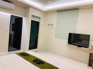 TV a/nebo společenská místnost v ubytování 丸山村民宿可歌將烤