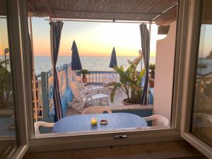 una vista sull'oceano dal balcone di una casa di Appartamenti Tina in Villa Restituta a Ischia