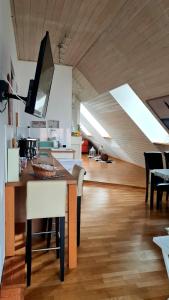 a room with a kitchen with a table and chairs at Apartement *Harzblick* in Nordhausen