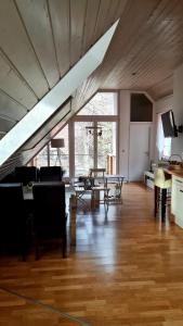 duży salon ze stołem i krzesłami w obiekcie Apartement *Harzblick* w mieście Nordhausen