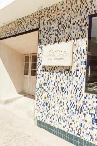 un bâtiment avec un mur en carrelage et un panneau sur celui-ci dans l'établissement Hotel Mar Blanco, à Matanzas
