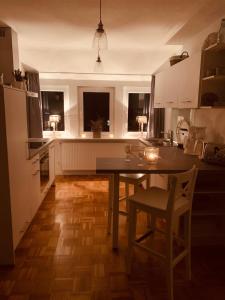 a kitchen with a table and chairs in it at mitten im dorf in Worpswede