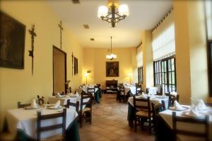 Restaurace v ubytování Monasterio De Piedra
