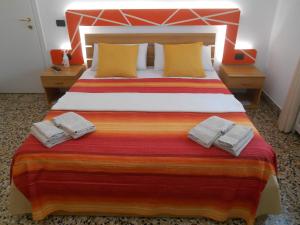 מיטה או מיטות בחדר ב-Le Rose Malpensa