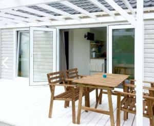 Patio alebo iná vonkajšia časť ubytovania Domki Flaming Wladyslawowo