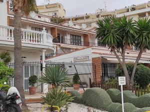 un edificio con palmeras delante en Calle Bastión, 2 Apartamento 3, en Torremolinos