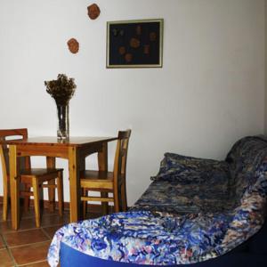 salon ze stołem, kanapą, stołem i krzesłami w obiekcie Casa Celeste w mieście Lipari