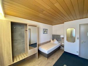 a small room with a bed and a mirror at Hotel am Rosenbad in Fulda