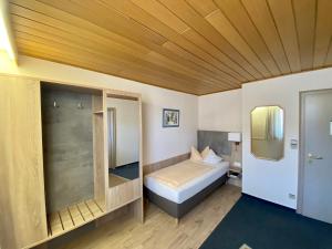 Postel nebo postele na pokoji v ubytování Hotel am Rosenbad