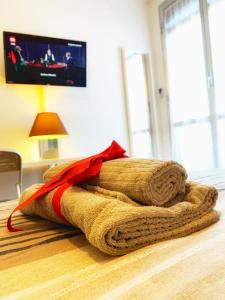 een stapel handdoeken op de vloer in een kamer bij Quaranta Short Stays in Reggio Emilia