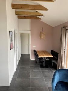 - une salle à manger avec une table et des chaises en bois dans l'établissement Vakantie huis aan het water, à Rijpwetering