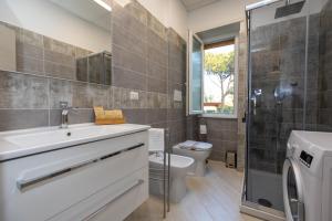 ein Bad mit einem Waschbecken, einem WC und einer Dusche in der Unterkunft [Near S.GIOVANNI/METRO C *****] Big New Apartment in Rom