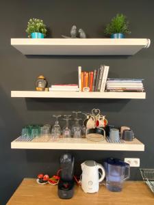 Příslušenství pro přípravu čaje a kávy v ubytování Modern cozy studio with backyard