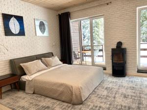 um quarto com uma cama e um fogão a lenha em Парк-готель Щастя em Skhidnitsa