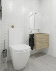 een witte badkamer met een toilet en een wastafel bij Guanarteme Vista Surf in Las Palmas de Gran Canaria