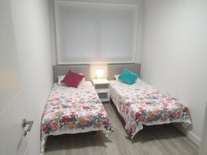 dos camas sentadas una al lado de la otra en una habitación en Guanarteme Vista Surf, en Las Palmas de Gran Canaria