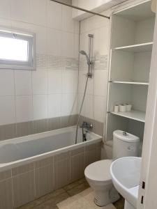 Un baño con inodoro, bañera y lavabo. en Milky, en Limassol