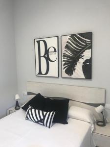 Łóżko lub łóżka w pokoju w obiekcie Apartamentos La Encarnación III