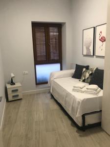Łóżko lub łóżka w pokoju w obiekcie Apartamentos La Encarnación III