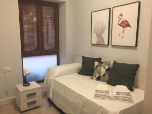 Łóżko lub łóżka w pokoju w obiekcie Apartamentos La Encarnación III