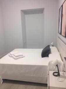 Łóżko lub łóżka w pokoju w obiekcie Apartamentos La Encarnación III