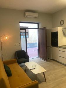 salon z kanapą i stołem w obiekcie Apartamentos La Encarnación III w mieście Los Alcázares