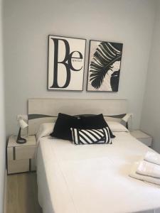 Łóżko lub łóżka w pokoju w obiekcie Apartamentos La Encarnación III