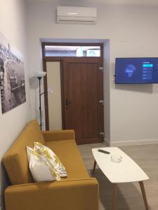 Telewizja i/lub zestaw kina domowego w obiekcie Apartamentos La Encarnación III