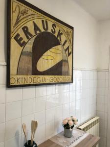 a sign hanging on a wall in a bathroom at Apartamento Elizondo Giltxaurdi in Elizondo +52 photos